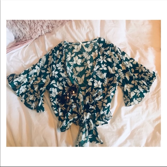 Sold.Tropical vacation wrap top πΏ - Picture 9 of 9